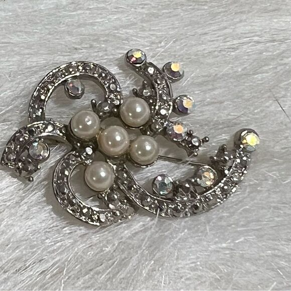 1960's Vintage Simulated Pearl and Australian Aurora‎ Borealis Stones Brooch Pin - Picture 8 of 10